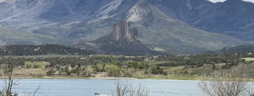 Crawford Reservoir showing boat and mountains in Crawford State Park
