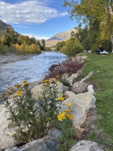 Eating picnic dinner along the river in Redstone showing mountains and park
